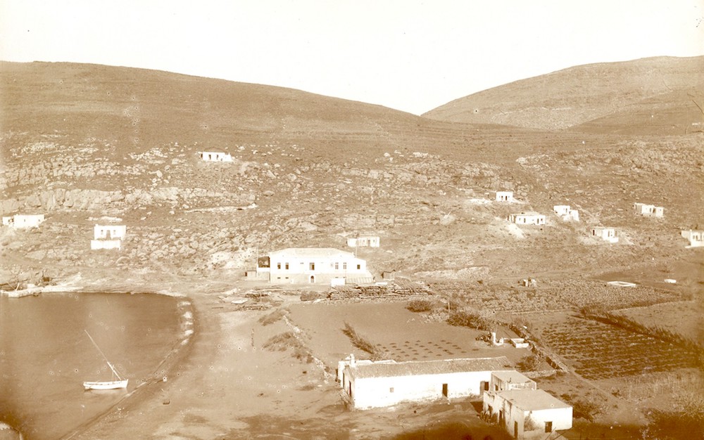 Η παραλία του Μεγάλου Λιβαδίου στα τέλη της δεκαετίας του 1880. Το διοικητήριο διακρίνεται στο βάθος.